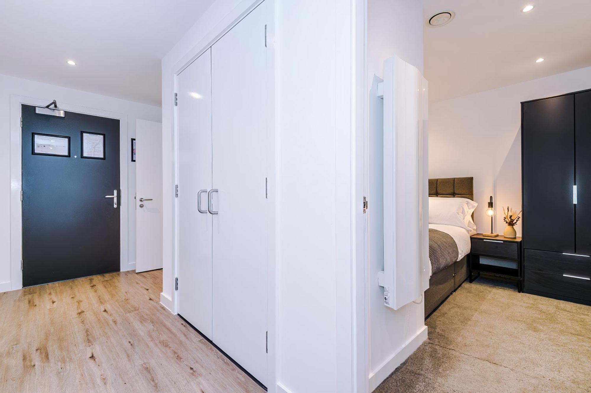 Hilltop Serviced - Piccadilly Apartment